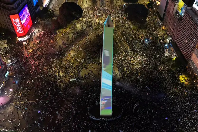 The Obelisk was dressed in sky blue and white to thank the National Team