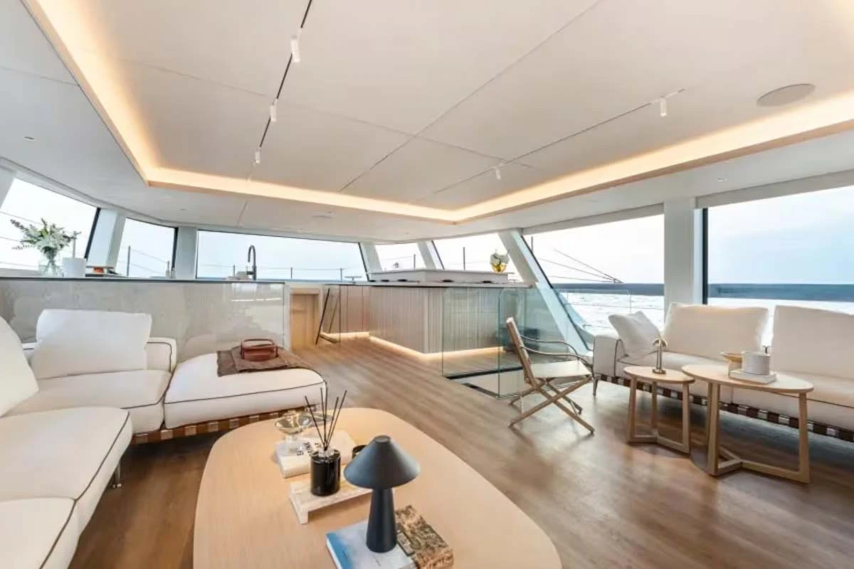 Cómo es por dentro el catamarán de Lionel Messi