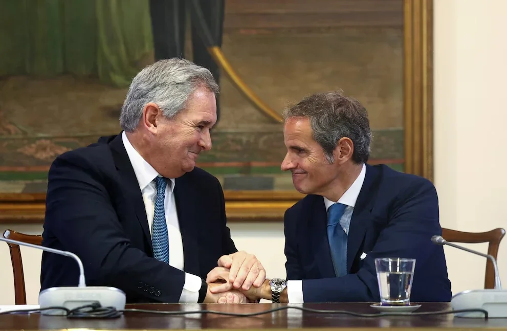 Pablo Quirno alongside Rafael Grossi.