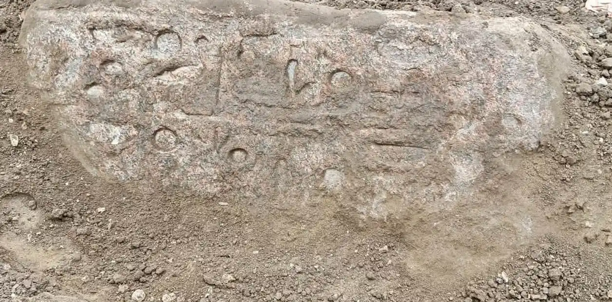 Un bloque de granito rosa con jeroglíficos confirmó la identidad del faraón con sus títulos reales