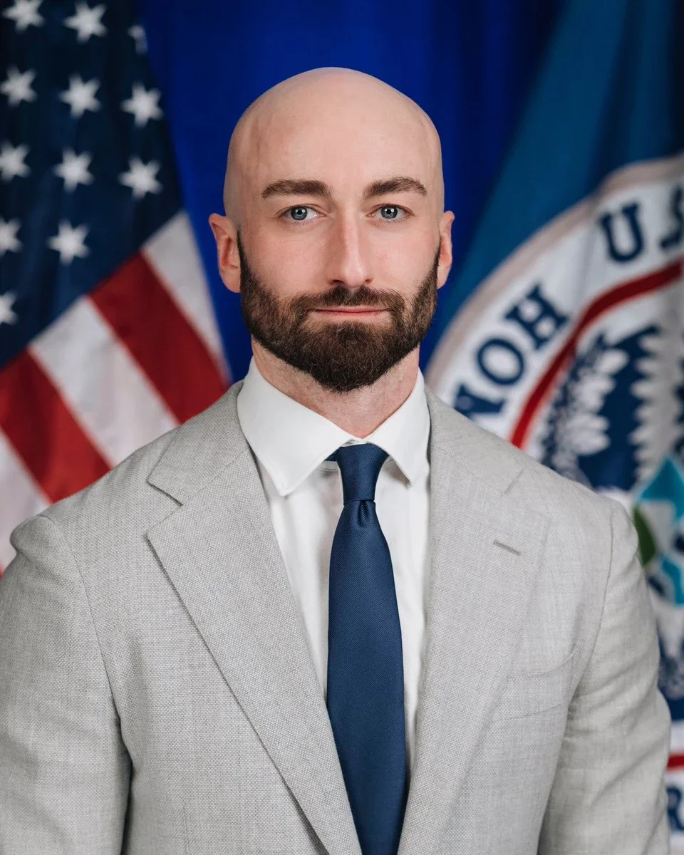 Zach Kahler, spokesperson for the U.S. Immigration Service, stated that many entered the country temporarily and took advantage of immigration applications to stay indefinitely.