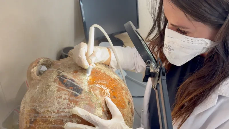 Tras miles de años bajo el agua, los frágiles artefactos están siendo cuidadosamente conservados