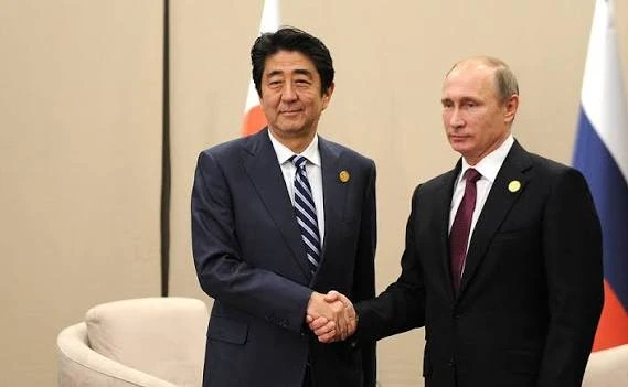 Durante el gobierno de Shinzo Abe, se promovieron conversaciones con Rusia sobre la isla, pero el gobierno de Putin terminó abandonando las mismas