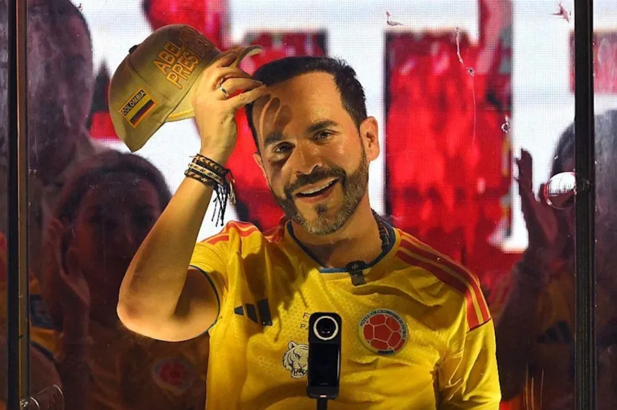 A left-handed judge prohibited Abelardo De la Espriella from wearing the Colombian jersey.