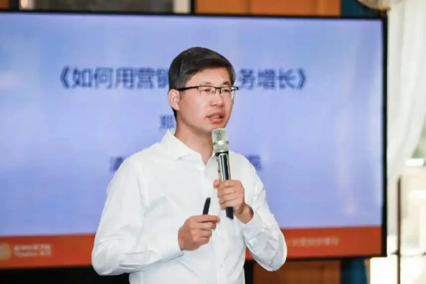 El régimen chino habría detenido y censurado a un académico por "hablar mal” de la economía de China