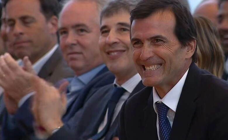 Adolfo Cambiaso escuchando a Javier Milei