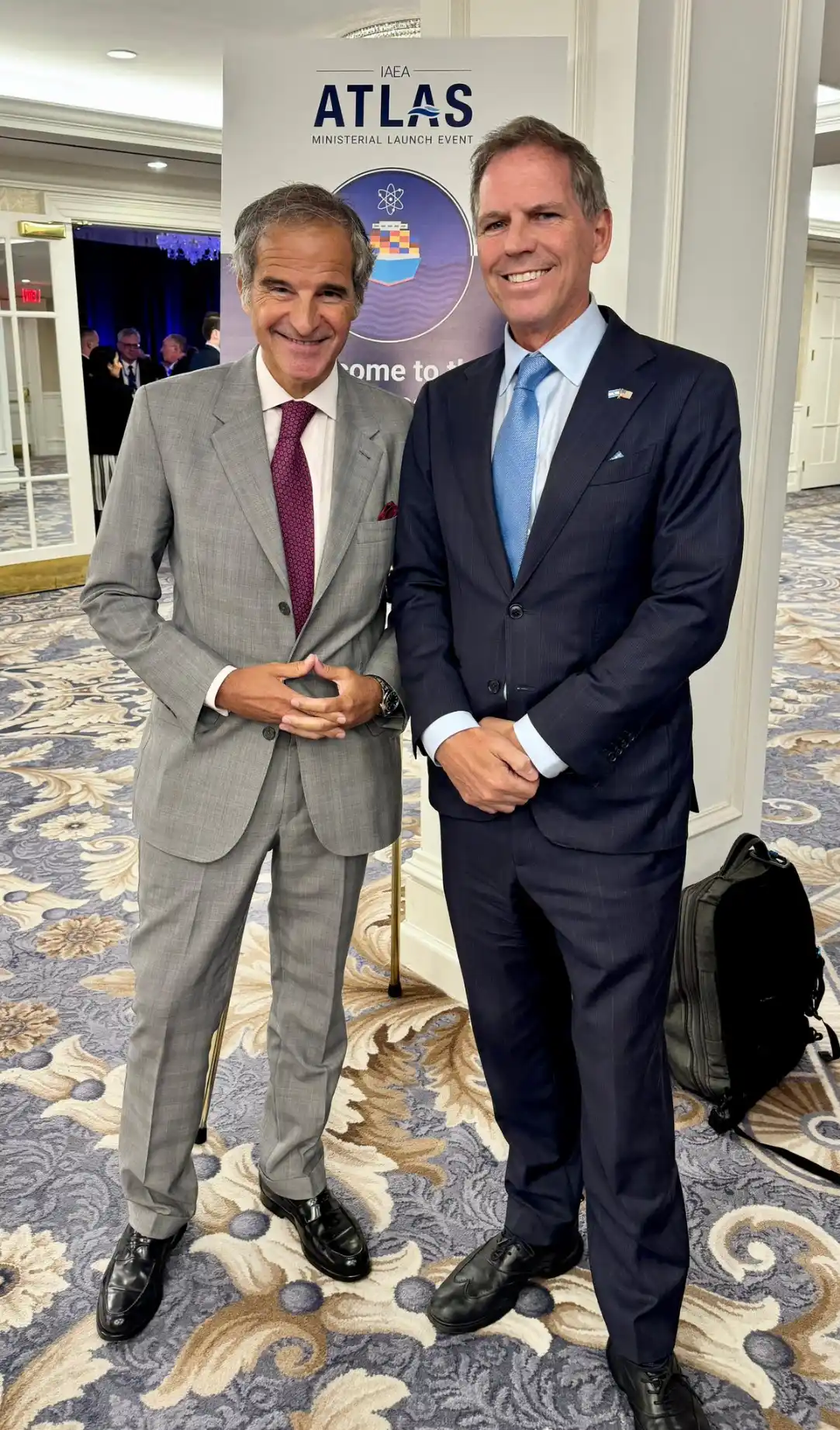 Alec Oxenford junto al argentino y presidente del Organismo Internacional de Energía Atómica (OIEA), Rafael Grossi.