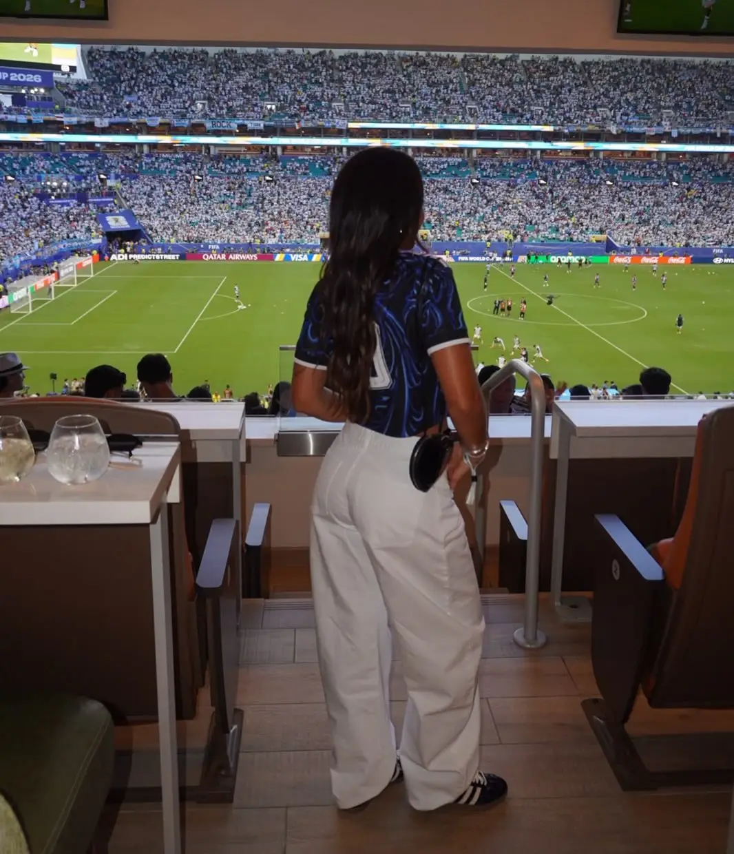 Lionel Messi posó frente al estadio