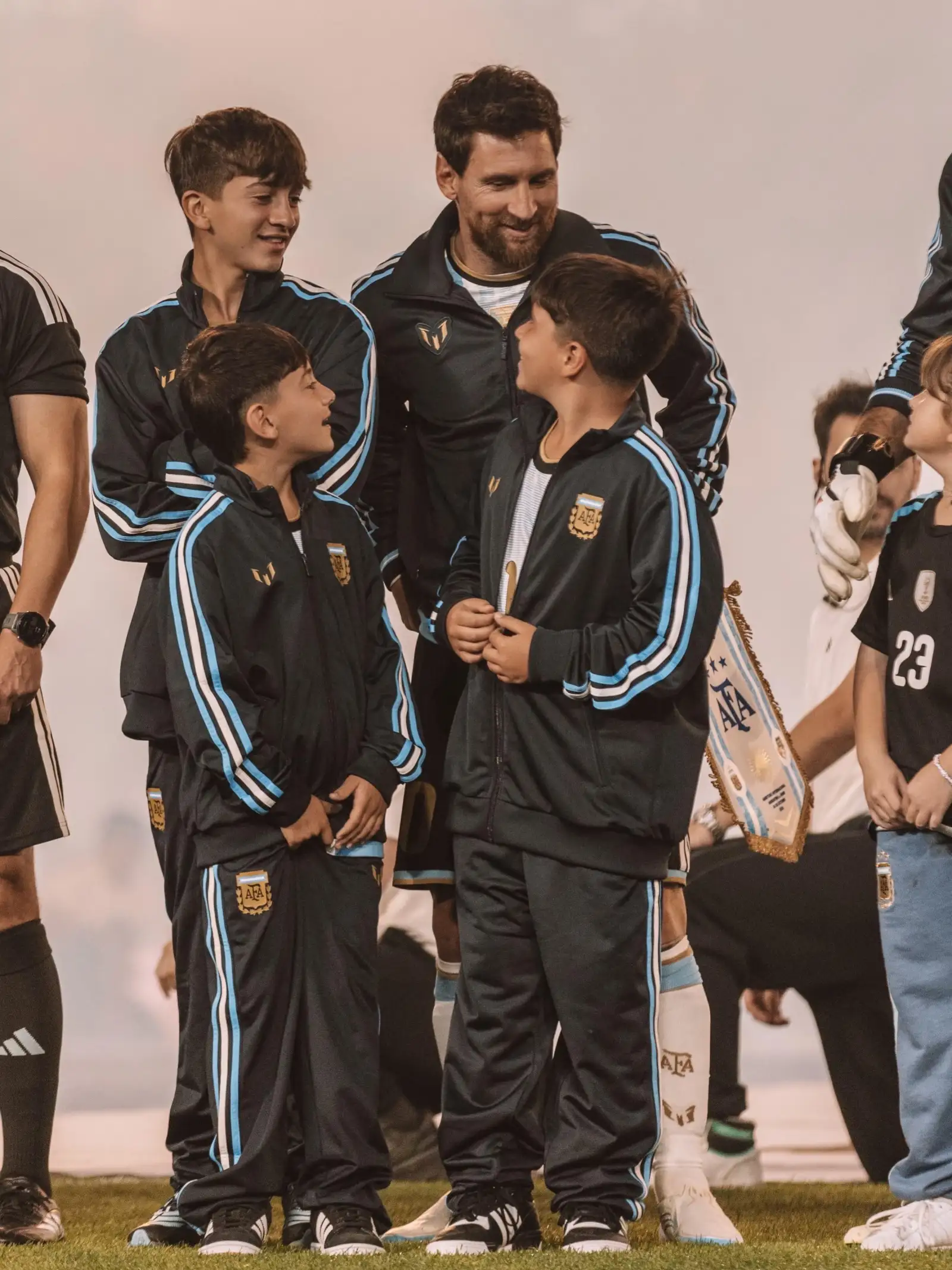Lionel Messi junto a sus hijos en el campo de juego