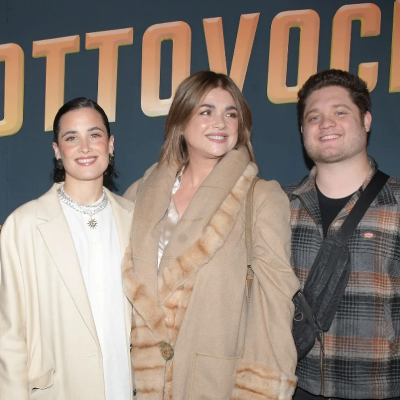 Araceli González attended the premiere of Adrián Suar's new play with her children.