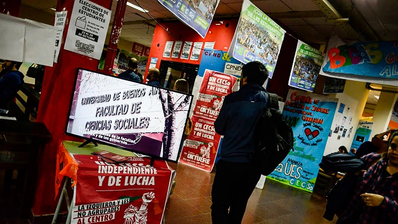 Propaganda de izquierda en las facultades de la UBA.