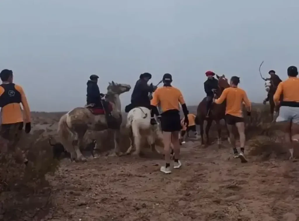 Mapuches agrediendo a corredores