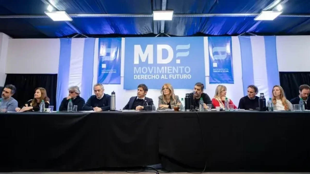 Kicillof junto a Veronica Magario, Gabriel Katopodis y otros políticos alineados.