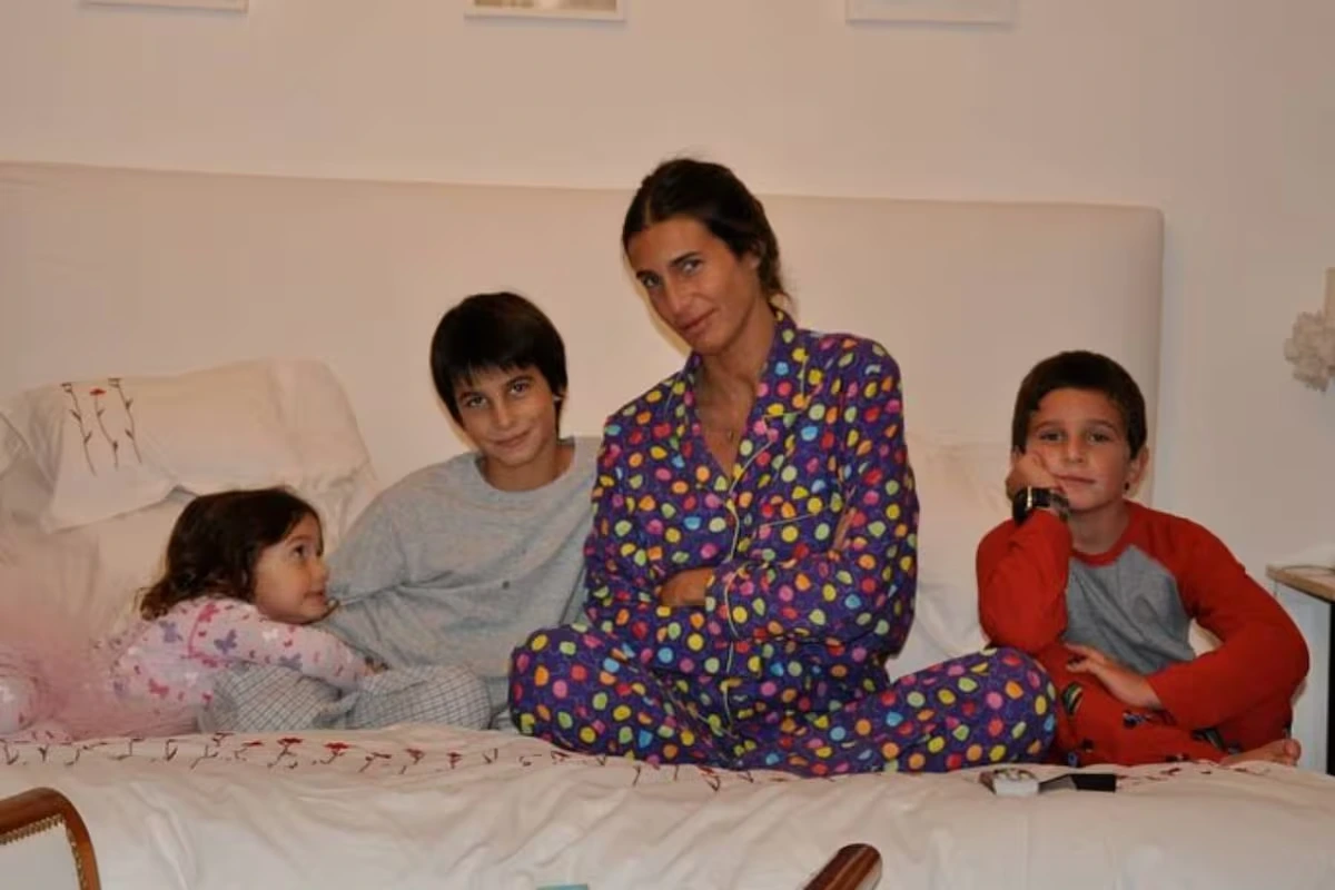 Romina Yan junto a sus hijos