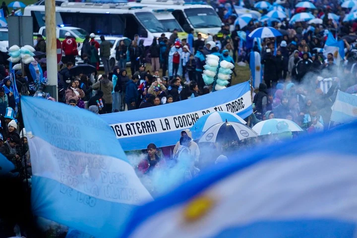 Miles de hinchas reciben al seleccionado.