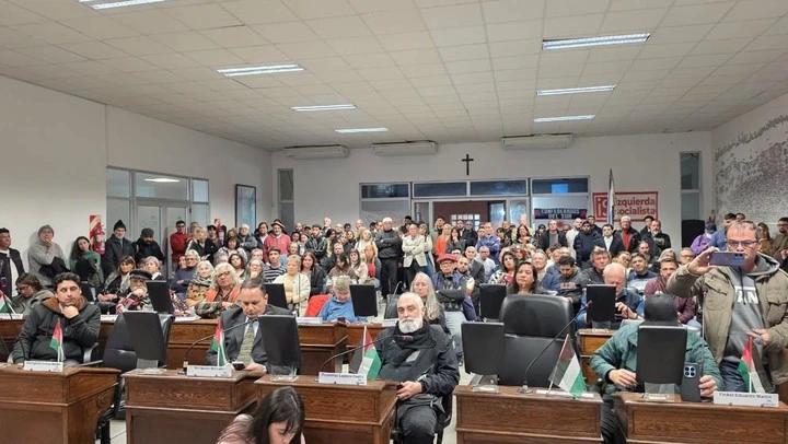 Las banderas palestinas coparon el Concejo Deliberante de Zárate.