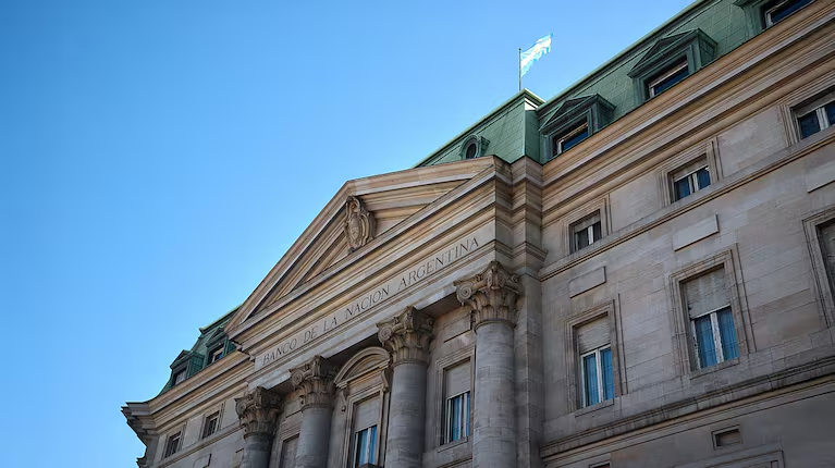 The average interest rate started 2025 at 5.2% per year, rose through September and then fell.