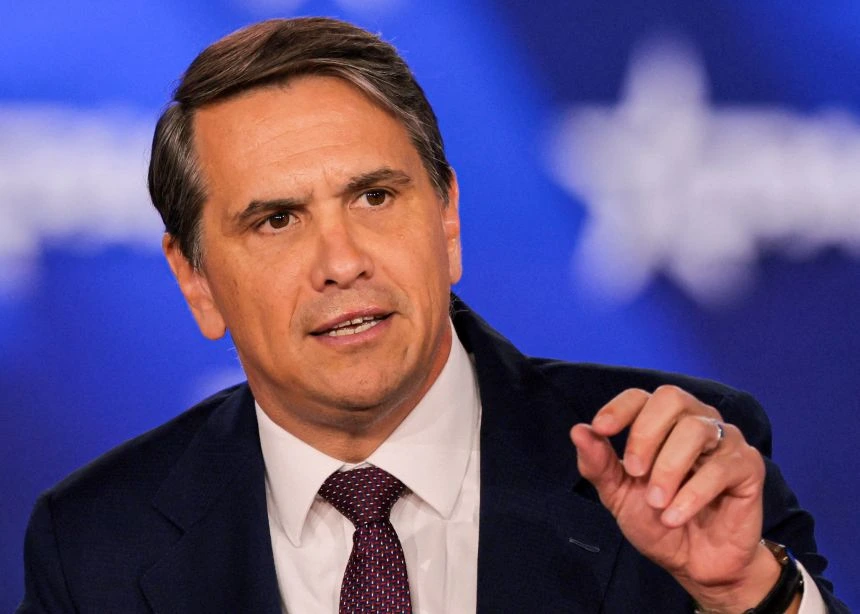 El fiscal general de Estados Unidos aseguró que los contratistas federales no pueden recompensar o penalizar a sus empleados basándose en su raza o sexo