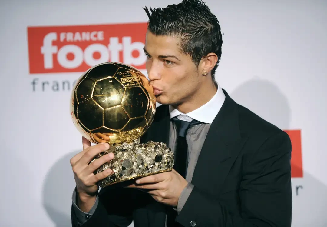 El Balón de Oro de Crisitano Ronaldo de 2008 está primero con el 75% de los votos