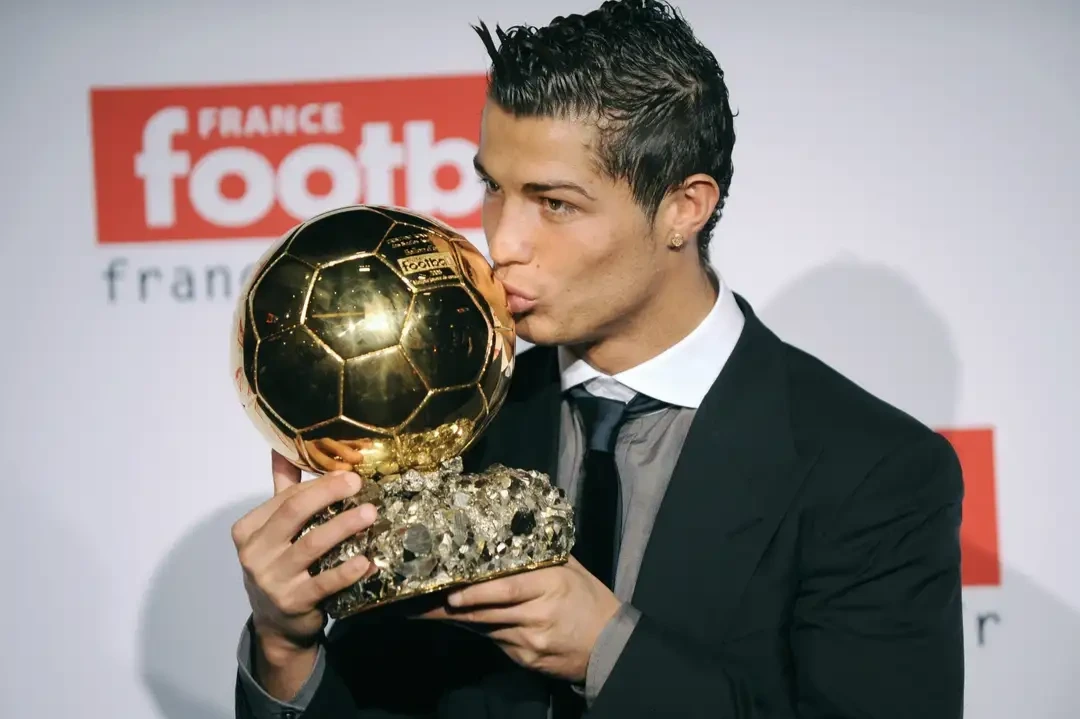 Cristiano Ronaldo se impuso sobre Lionel Messi y ganó el B.O.A.T con su Balón de Oro de 2008