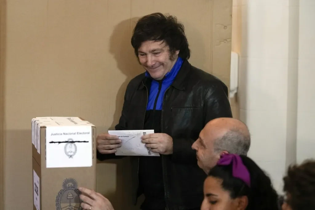 El presidente, Javier Milei votando.