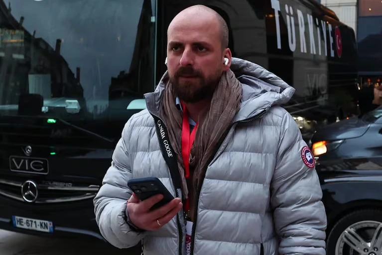Detuvieron a un periodista deportivo por difundir información falsa sobre el pase de una figura de Alemania