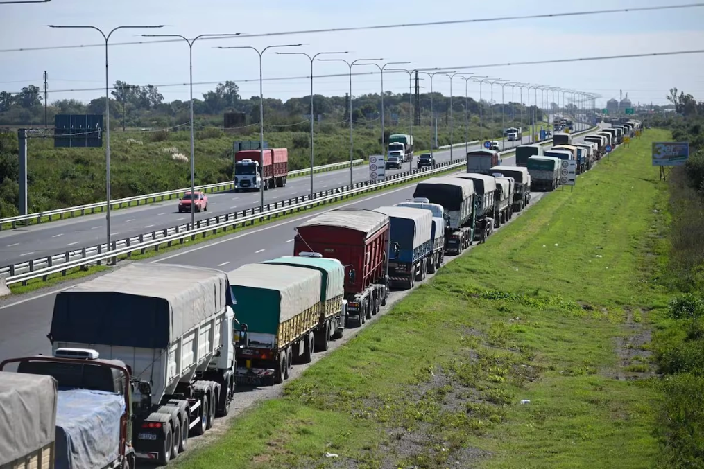 Cosecha récord: más de 6000 camiones colapsan los puertos del Gran Rosario