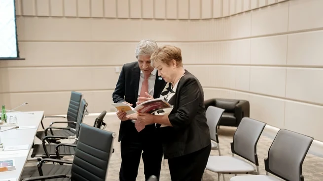 El ministro de Economía, Luis Caputo, junto a la directora del FMI, Kristalina Georgieva.