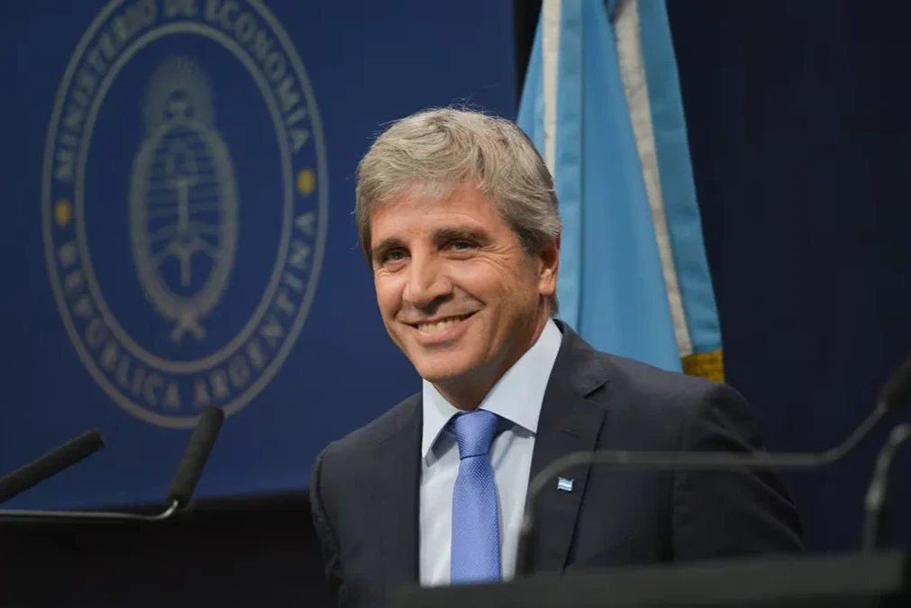 EN VIVO: El ministro Luis Caputo anuncia medidas en una conferencia de presa