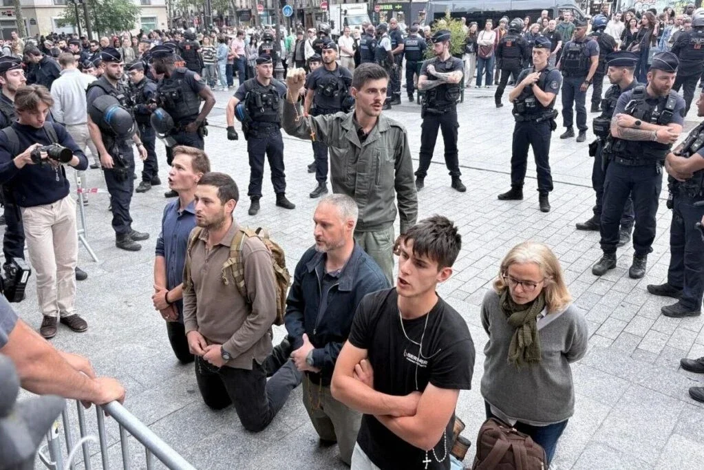 The police in Macrón arrested a group of Catholics for praying in front of the church