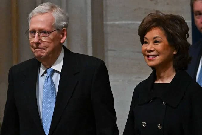 Mitch McConnell y su esposa, Elaine Chao. 