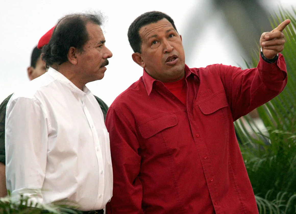 El dictador Daniel Ortega junto al ex dictador Hugo Chávez