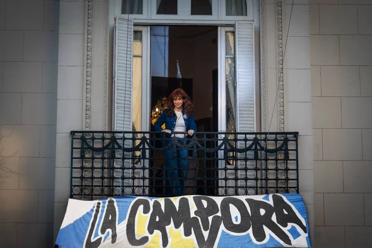 Cristina podría perder la propiedad del departamento donde cumple su condena.