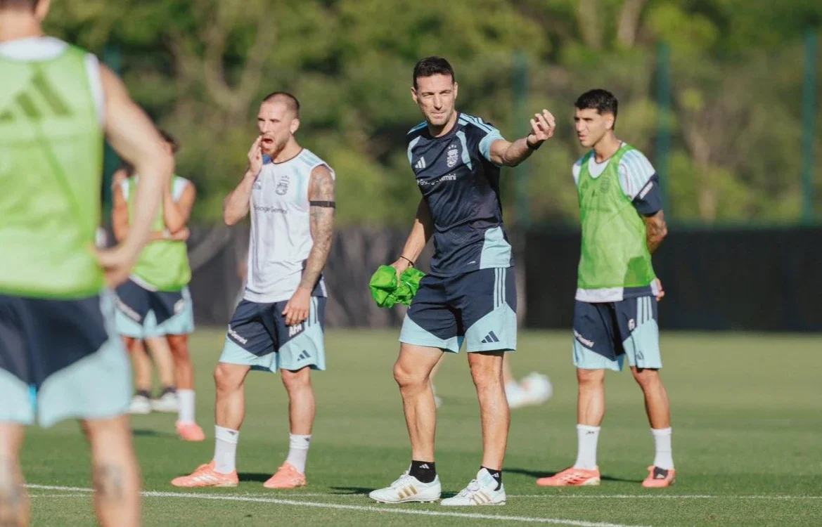 Scaloni tested different formations before the debut