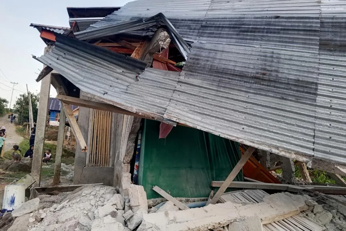 Un terremoto de magnitud 7,7 sacudió Indonesia y sigue la alerta por posibles nuevas réplicas
