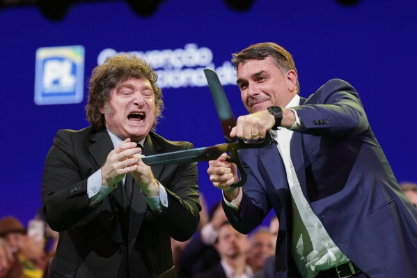Javier Milei junto al candidato Flávio Bolsonaro.