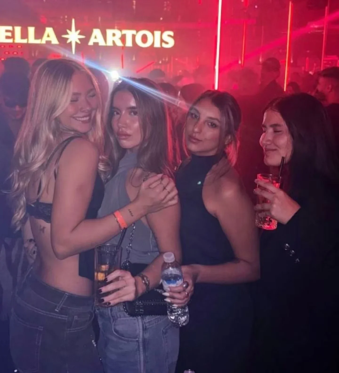 Ekaterina se encontraba disfrutando junto a sus amigas cuando Mauro intentó conquistarla