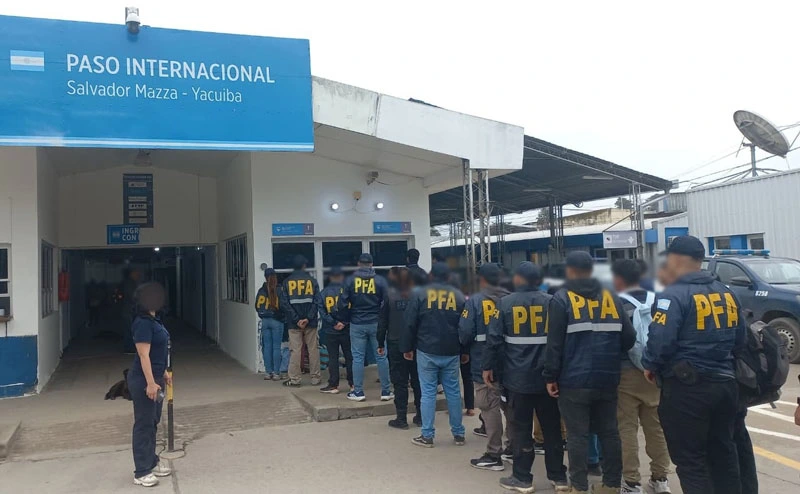 La policía con los inmigrantes ilegales.