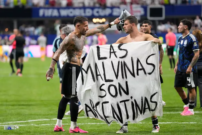 La bandera sobre las Islas Malvinas.