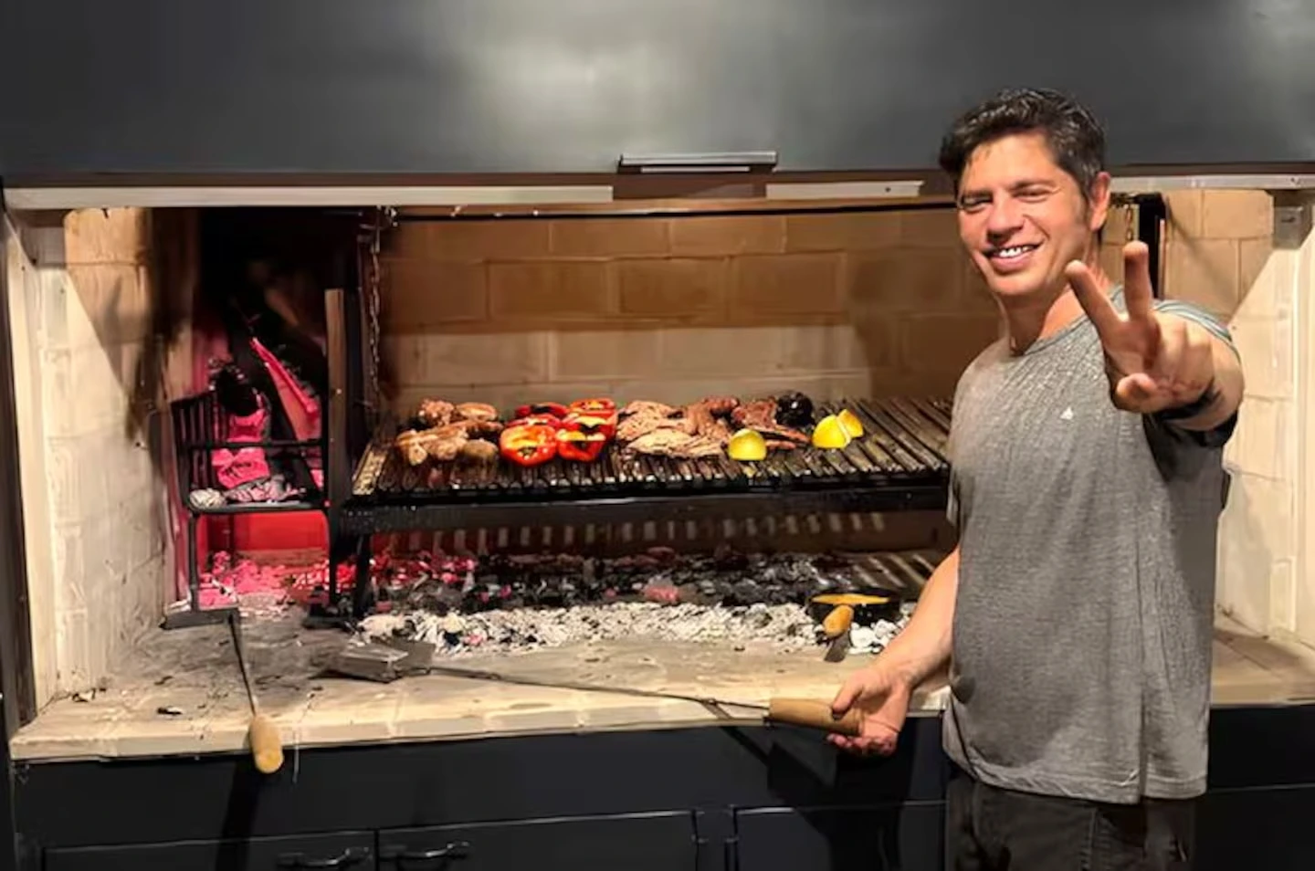 El gobernador comiendo asado.