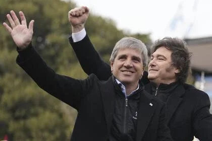 Javier Milei junto a su ministro de economía, Luis 