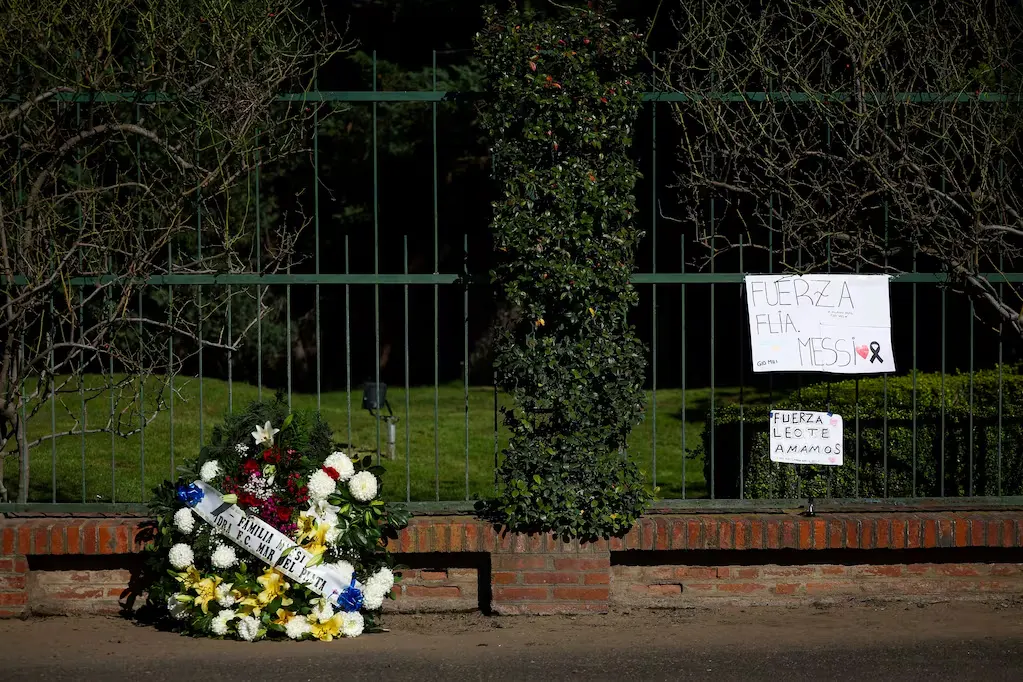 Varias personas se acercaron a las inmediaciones del cementerio para apoyar a Lionel y su familia