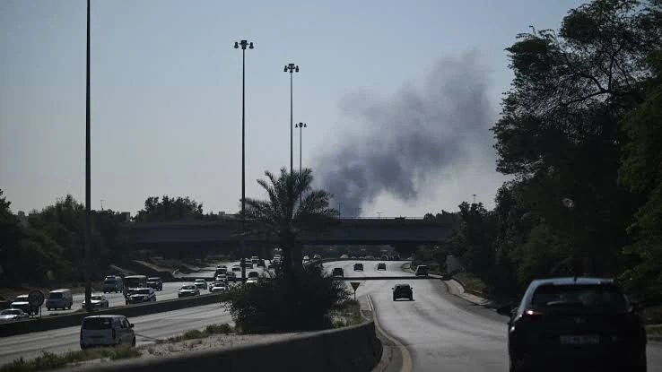Las embajadas de EEUU en Medio Oriente sugirieron evacuar la región mientras Trump prepara nuevos bombardeos contra Irán