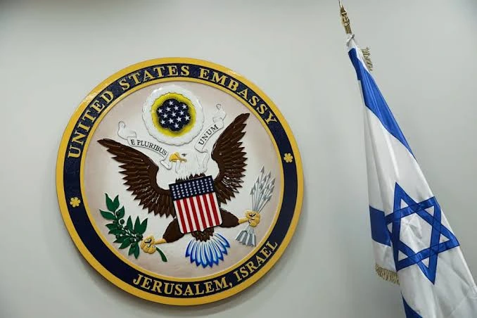 Las embajadas de EEUU en Medio Oriente sugirieron evacuar la región mientras Trump prepara nuevos bombardeos contra Irán
