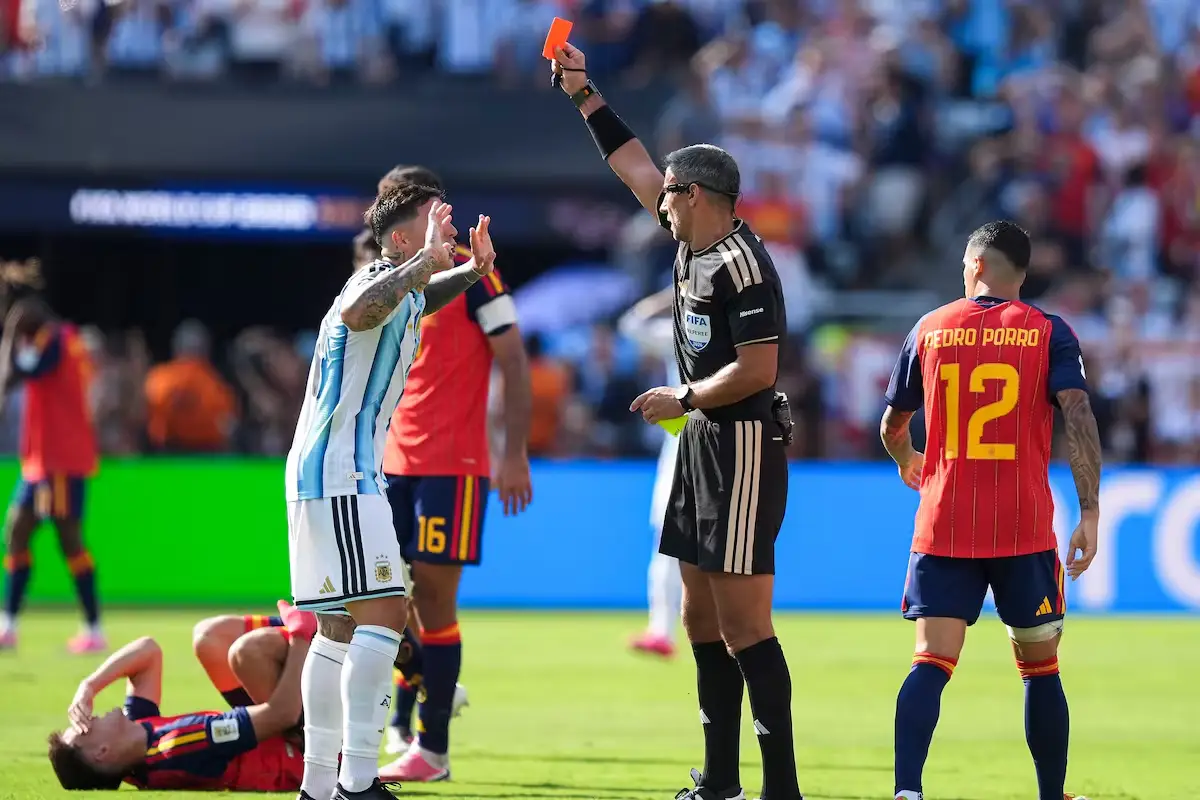La expulsión a Enzo Fernandez