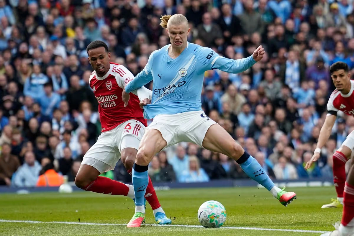 Manchester City and Arsenal fight for the Premier League