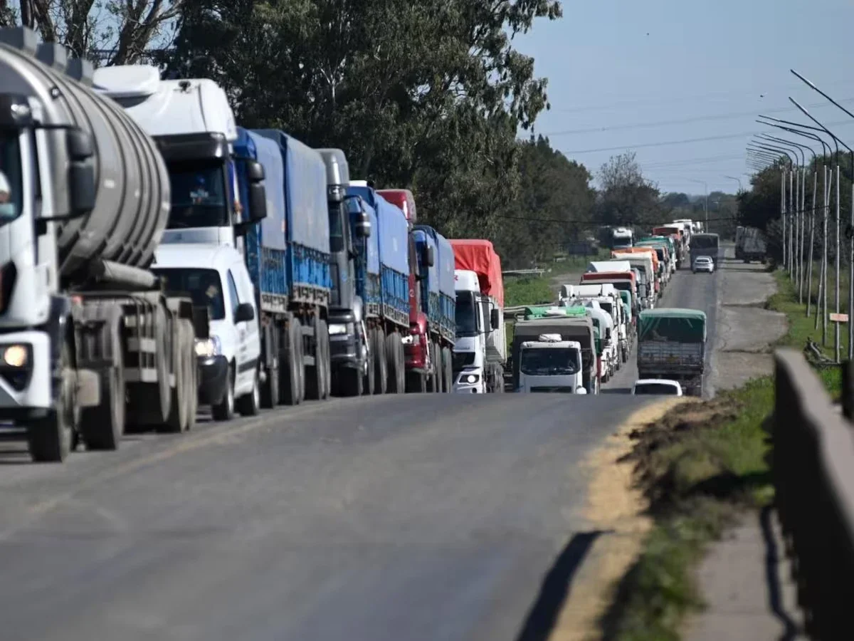 Las filas de camiones colapsan las rutas del Gran Rosario para poder exportar sus productos.