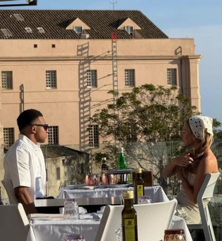 After being injured against Betis, Mbappé went to Sardinia with Ester Expósito