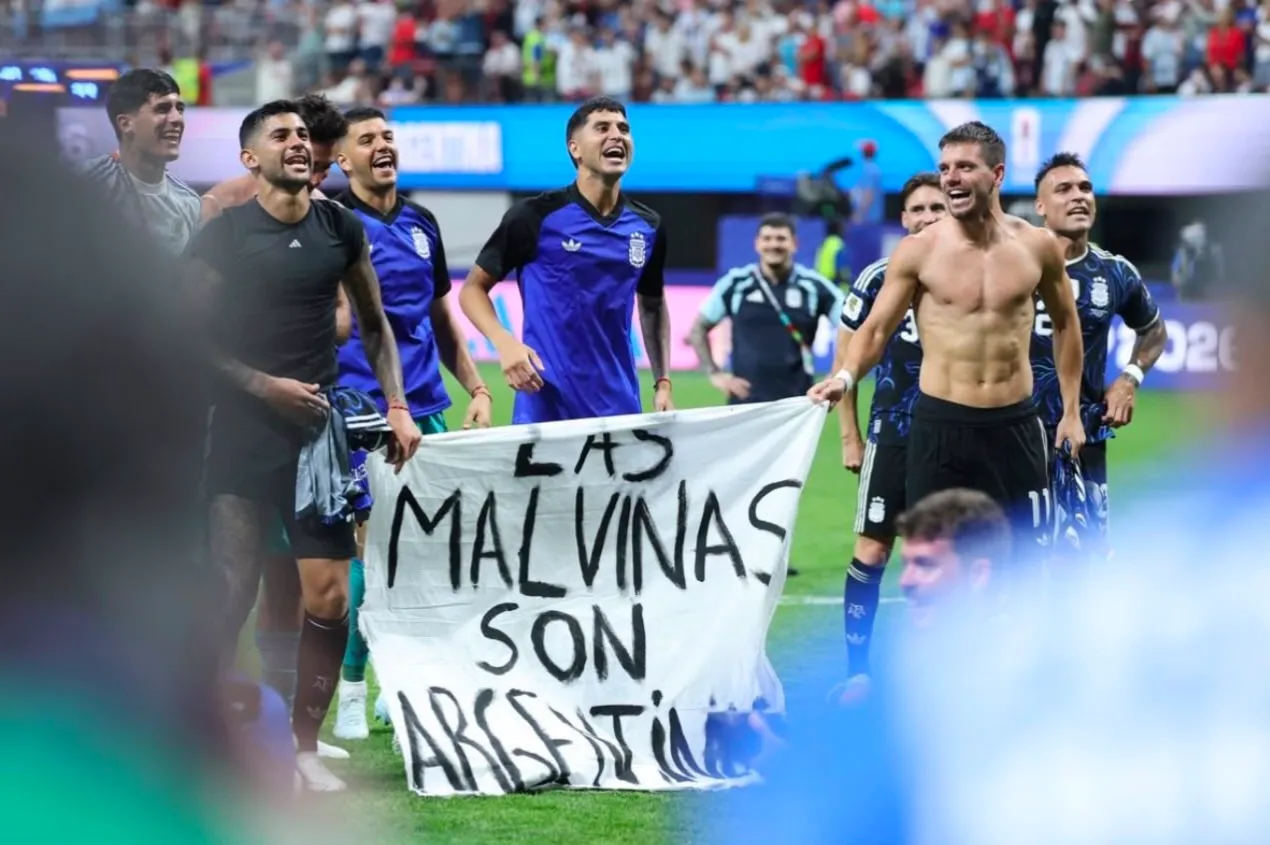 It was not just another match: the players of the Argentina National Team unfurled a flag in honor of the Falkland Islands