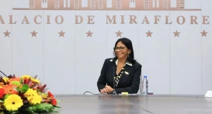 La dictadora Delcy Rodriguez anunciando la vuelta de Venezuela al FMI